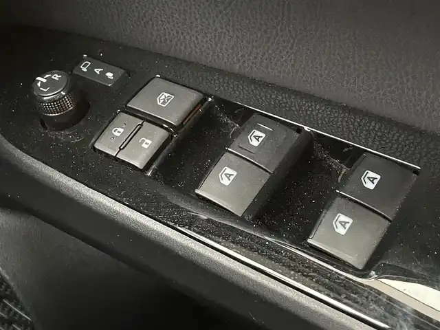 トヨタ プリウス Sセーフティプラス 滋賀県 2017(平29)年 3.5万km アティチュードブラックマイカ 純正SDナビ/・AM/FM/・CD/DVD/・Bluetooth/・フルセグTV/バックカメラ/ステアリングスイッチ/革巻きステアリング/ビルトインETC/前方ドライブレコーダー/プリクラッシュセーフティ/レーンディパーチャーアラート/アダプティブクルーズコントロール/インテリジェンスクリアランスソナー/ふらつき検知/ヘッドアップディスプレイ/オートハイビーム/オートマチックヘッドライト/LEDヘッドライト/フォグランプ/オートリトラミラー