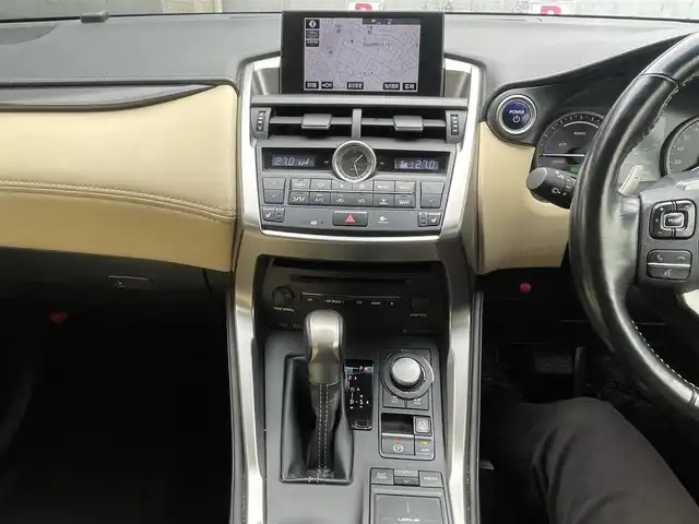 レクサス ＮＸ 300h Iパッケージ 宮城県 2015(平27)年 11.5万km ソニッククォーツ 純正ナビ　/　フルセグテレビ　Ｂｌｕｅｔｏｏｔｈ　CD/DVD　FM/AM/ブラインドスポットモニター　/パワーシート　/シートヒーター　/レザーシート　/ステアリングヒーター/クルーズコントロール/オートライト/オートハイビーム/ルーフレール/コーナーセンサー/パノラミックビューモニター/横滑り防止/追突軽減システム/プッシュスタート/ETC/保証書/取扱説明書/　