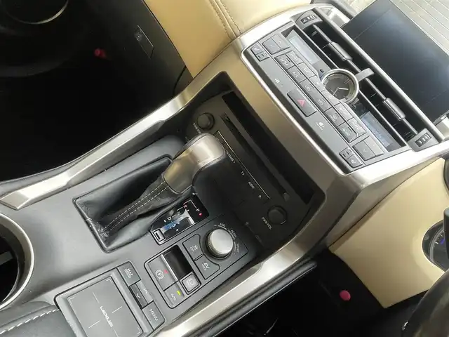 レクサス ＮＸ 300h Iパッケージ 宮城県 2015(平27)年 11.5万km ソニッククォーツ 純正ナビ　/　フルセグテレビ　Ｂｌｕｅｔｏｏｔｈ　CD/DVD　FM/AM/ブラインドスポットモニター　/パワーシート　/シートヒーター　/レザーシート　/ステアリングヒーター/クルーズコントロール/オートライト/オートハイビーム/ルーフレール/コーナーセンサー/パノラミックビューモニター/横滑り防止/追突軽減システム/プッシュスタート/ETC/保証書/取扱説明書/　