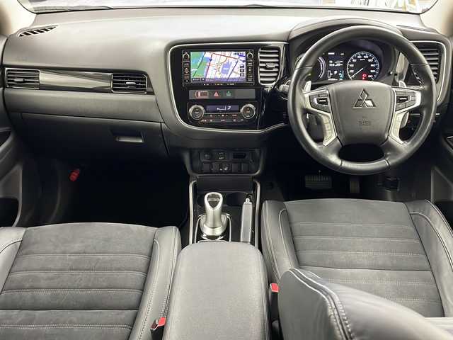 三菱 アウトランダー ＰＨＥＶ G ナビパッケージ 兵庫県 2015(平27)年 7.5万km シルキーホワイト ・ワンオーナー車/・純正ナビ/CD/DVD/SD/Bluetooth/TV/・マルチアラウンドモニター/・ビルトインＥＴＣ/・衝突軽減ブレーキ/・レーンキープアシスト/・前後ドライブレコーダー/・ＡＣ１００Ｖ/・パドルシフト/・ハーフレザーシート/・前席シートヒーター/・パドルシフト/・ステアリングヒーター/・レーダークルーズコントロール/・パワーバックドア/・ＬＥＤヘッドライト/・スマートキー