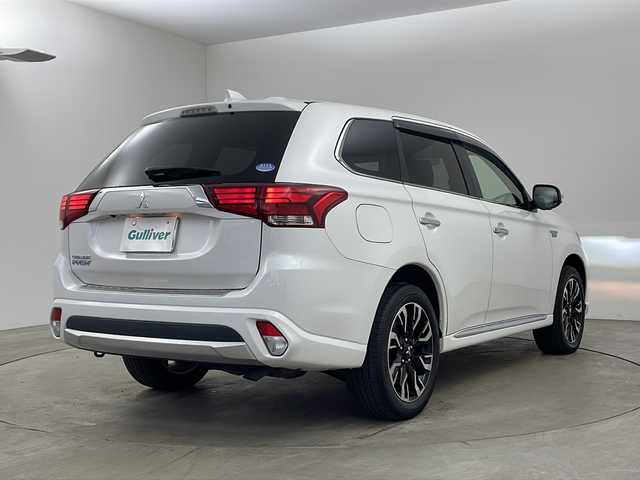 三菱 アウトランダー ＰＨＥＶ G ナビパッケージ 兵庫県 2015(平27)年 7.5万km シルキーホワイト ・ワンオーナー車/・純正ナビ/CD/DVD/SD/Bluetooth/TV/・マルチアラウンドモニター/・ビルトインＥＴＣ/・衝突軽減ブレーキ/・レーンキープアシスト/・前後ドライブレコーダー/・ＡＣ１００Ｖ/・パドルシフト/・ハーフレザーシート/・前席シートヒーター/・パドルシフト/・ステアリングヒーター/・レーダークルーズコントロール/・パワーバックドア/・ＬＥＤヘッドライト/・スマートキー