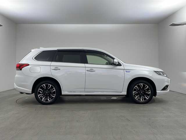 三菱 アウトランダー ＰＨＥＶ G ナビパッケージ 兵庫県 2015(平27)年 7.5万km シルキーホワイト ・ワンオーナー車/・純正ナビ/CD/DVD/SD/Bluetooth/TV/・マルチアラウンドモニター/・ビルトインＥＴＣ/・衝突軽減ブレーキ/・レーンキープアシスト/・前後ドライブレコーダー/・ＡＣ１００Ｖ/・パドルシフト/・ハーフレザーシート/・前席シートヒーター/・パドルシフト/・ステアリングヒーター/・レーダークルーズコントロール/・パワーバックドア/・ＬＥＤヘッドライト/・スマートキー