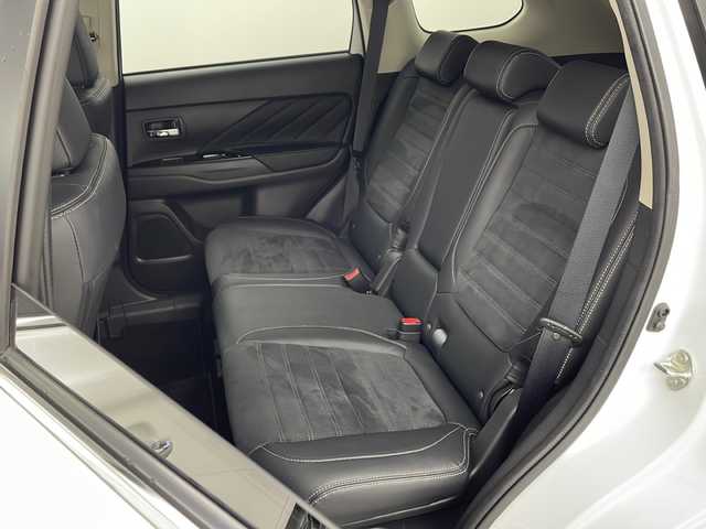 三菱 アウトランダー ＰＨＥＶ G ナビパッケージ 兵庫県 2015(平27)年 7.5万km シルキーホワイト ・ワンオーナー車/・純正ナビ/CD/DVD/SD/Bluetooth/TV/・マルチアラウンドモニター/・ビルトインＥＴＣ/・衝突軽減ブレーキ/・レーンキープアシスト/・前後ドライブレコーダー/・ＡＣ１００Ｖ/・パドルシフト/・ハーフレザーシート/・前席シートヒーター/・パドルシフト/・ステアリングヒーター/・レーダークルーズコントロール/・パワーバックドア/・ＬＥＤヘッドライト/・スマートキー