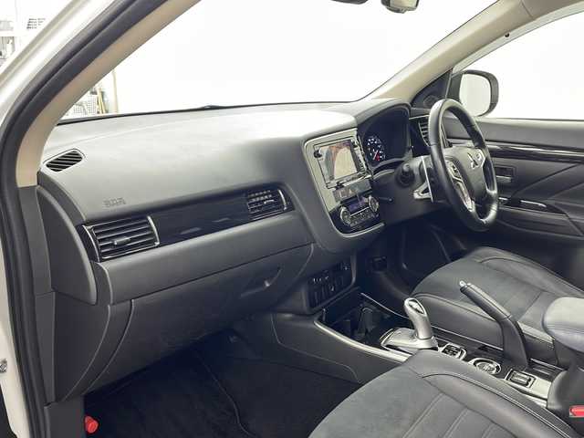 三菱 アウトランダー ＰＨＥＶ G ナビパッケージ 兵庫県 2015(平27)年 7.5万km シルキーホワイト ・ワンオーナー車/・純正ナビ/CD/DVD/SD/Bluetooth/TV/・マルチアラウンドモニター/・ビルトインＥＴＣ/・衝突軽減ブレーキ/・レーンキープアシスト/・前後ドライブレコーダー/・ＡＣ１００Ｖ/・パドルシフト/・ハーフレザーシート/・前席シートヒーター/・パドルシフト/・ステアリングヒーター/・レーダークルーズコントロール/・パワーバックドア/・ＬＥＤヘッドライト/・スマートキー