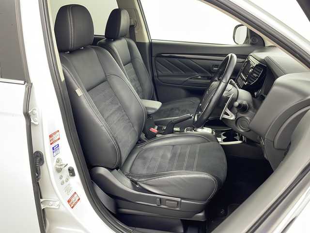 三菱 アウトランダー ＰＨＥＶ G ナビパッケージ 兵庫県 2015(平27)年 7.5万km シルキーホワイト ・ワンオーナー車/・純正ナビ/CD/DVD/SD/Bluetooth/TV/・マルチアラウンドモニター/・ビルトインＥＴＣ/・衝突軽減ブレーキ/・レーンキープアシスト/・前後ドライブレコーダー/・ＡＣ１００Ｖ/・パドルシフト/・ハーフレザーシート/・前席シートヒーター/・パドルシフト/・ステアリングヒーター/・レーダークルーズコントロール/・パワーバックドア/・ＬＥＤヘッドライト/・スマートキー