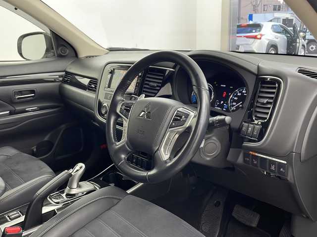 三菱 アウトランダー ＰＨＥＶ G ナビパッケージ 兵庫県 2015(平27)年 7.5万km シルキーホワイト ・ワンオーナー車/・純正ナビ/CD/DVD/SD/Bluetooth/TV/・マルチアラウンドモニター/・ビルトインＥＴＣ/・衝突軽減ブレーキ/・レーンキープアシスト/・前後ドライブレコーダー/・ＡＣ１００Ｖ/・パドルシフト/・ハーフレザーシート/・前席シートヒーター/・パドルシフト/・ステアリングヒーター/・レーダークルーズコントロール/・パワーバックドア/・ＬＥＤヘッドライト/・スマートキー