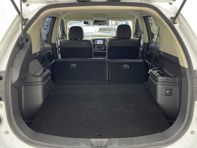 三菱 アウトランダー ＰＨＥＶ G ナビパッケージ 兵庫県 2015(平27)年 7.5万km シルキーホワイト ・ワンオーナー車/・純正ナビ/CD/DVD/SD/Bluetooth/TV/・マルチアラウンドモニター/・ビルトインＥＴＣ/・衝突軽減ブレーキ/・レーンキープアシスト/・前後ドライブレコーダー/・ＡＣ１００Ｖ/・パドルシフト/・ハーフレザーシート/・前席シートヒーター/・パドルシフト/・ステアリングヒーター/・レーダークルーズコントロール/・パワーバックドア/・ＬＥＤヘッドライト/・スマートキー