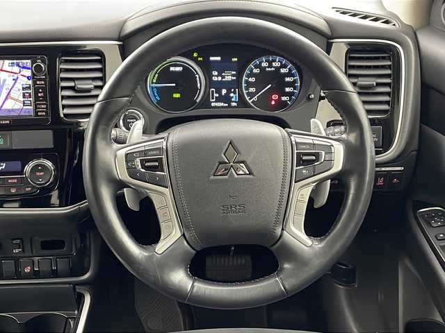 三菱 アウトランダー ＰＨＥＶ G ナビパッケージ 兵庫県 2015(平27)年 7.5万km シルキーホワイト ・ワンオーナー車/・純正ナビ/CD/DVD/SD/Bluetooth/TV/・マルチアラウンドモニター/・ビルトインＥＴＣ/・衝突軽減ブレーキ/・レーンキープアシスト/・前後ドライブレコーダー/・ＡＣ１００Ｖ/・パドルシフト/・ハーフレザーシート/・前席シートヒーター/・パドルシフト/・ステアリングヒーター/・レーダークルーズコントロール/・パワーバックドア/・ＬＥＤヘッドライト/・スマートキー