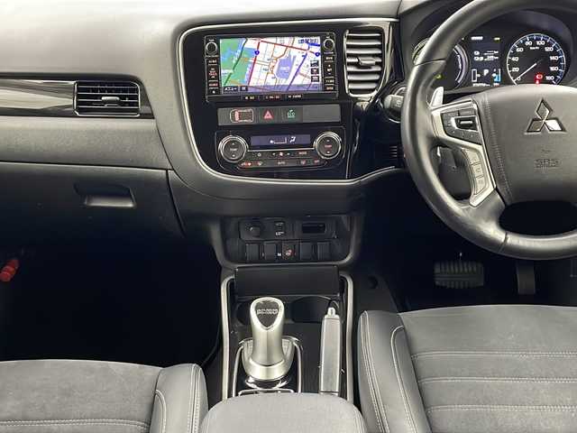 三菱 アウトランダー ＰＨＥＶ G ナビパッケージ 兵庫県 2015(平27)年 7.5万km シルキーホワイト ・ワンオーナー車/・純正ナビ/CD/DVD/SD/Bluetooth/TV/・マルチアラウンドモニター/・ビルトインＥＴＣ/・衝突軽減ブレーキ/・レーンキープアシスト/・前後ドライブレコーダー/・ＡＣ１００Ｖ/・パドルシフト/・ハーフレザーシート/・前席シートヒーター/・パドルシフト/・ステアリングヒーター/・レーダークルーズコントロール/・パワーバックドア/・ＬＥＤヘッドライト/・スマートキー