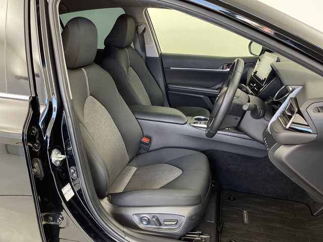 トヨタ カムリ G 茨城県 2023(令5)年 1.8万km アティチュードブラックマイカ 純正ディスプレイオーディオ　全方位カメラ　ミュージックプレーヤー接続　ＥＴＣ　衝突軽減ブレーキ　レーンキープアシスト　ブラインドスポットモニター　シートヒーター　ドライブレコーダー　純正17インチＡＷ