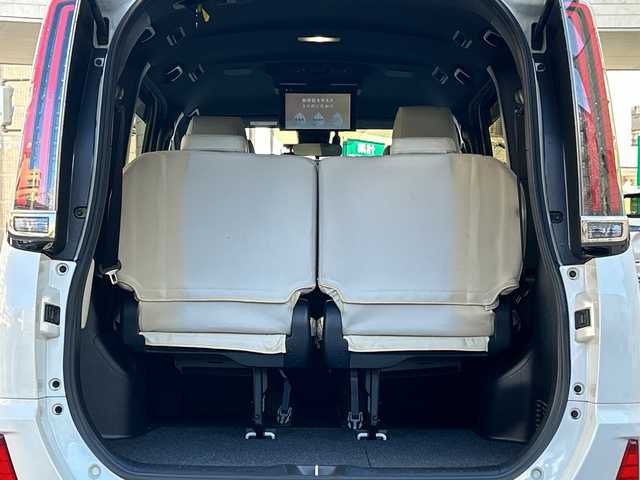 トヨタ ノア ハイブリッド Si ダブルバイビー 埼玉県 2018(平30)年 8.4万km ホワイトパールクリスタルシャイン 登録時84070km/ワンオーナー/純正メモリナビ（NSZN-Z68T）/フルセグ/CD/DVD/BT/バックカメラ/衝突被害軽減ブレーキ/レーンキープアシスト/横滑り防止装置/クルーズコントロール/純正フリップダウンモニター（V12T-R68C）/EV MODE/ECO MODE/PWR MODE/ドライブレコーダー（ZDR-013）/ビルトインETC2.0/シートヒーター（D＋N席）/両側パワースライドドア/プッシュスタート/オートライト/オートマチックハイビーム/電動格納ミラー/ウィンカーミラー/革巻きハンドル/純正フロアマット/LEDヘッドライト/フォグ/純正16インチアルミホイール/ドアバイザー/スマートキー×2/保証書/取説/ナビ取説