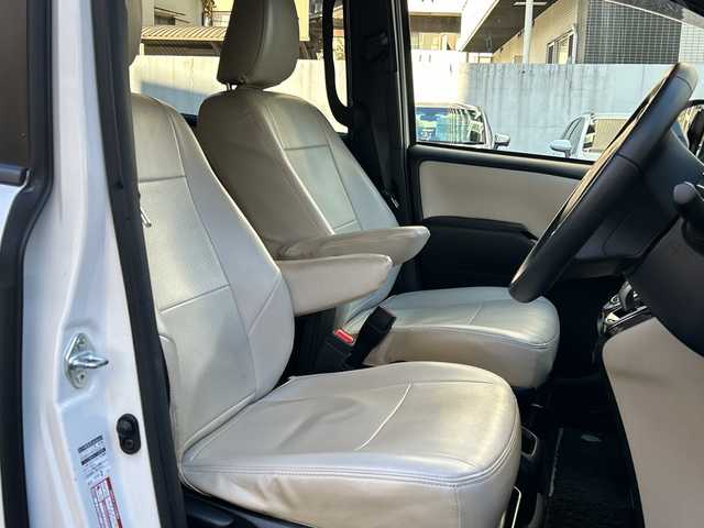 トヨタ ノア ハイブリッド Si ダブルバイビー 埼玉県 2018(平30)年 8.4万km ホワイトパールクリスタルシャイン 登録時84070km/ワンオーナー/純正メモリナビ（NSZN-Z68T）/フルセグ/CD/DVD/BT/バックカメラ/衝突被害軽減ブレーキ/レーンキープアシスト/横滑り防止装置/クルーズコントロール/純正フリップダウンモニター（V12T-R68C）/EV MODE/ECO MODE/PWR MODE/ドライブレコーダー（ZDR-013）/ビルトインETC2.0/シートヒーター（D＋N席）/両側パワースライドドア/プッシュスタート/オートライト/オートマチックハイビーム/電動格納ミラー/ウィンカーミラー/革巻きハンドル/純正フロアマット/LEDヘッドライト/フォグ/純正16インチアルミホイール/ドアバイザー/スマートキー×2/保証書/取説/ナビ取説