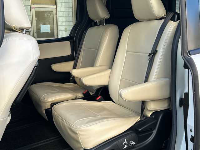 トヨタ ノア ハイブリッド Si ダブルバイビー 埼玉県 2018(平30)年 8.4万km ホワイトパールクリスタルシャイン 登録時84070km/ワンオーナー/純正メモリナビ（NSZN-Z68T）/フルセグ/CD/DVD/BT/バックカメラ/衝突被害軽減ブレーキ/レーンキープアシスト/横滑り防止装置/クルーズコントロール/純正フリップダウンモニター（V12T-R68C）/EV MODE/ECO MODE/PWR MODE/ドライブレコーダー（ZDR-013）/ビルトインETC2.0/シートヒーター（D＋N席）/両側パワースライドドア/プッシュスタート/オートライト/オートマチックハイビーム/電動格納ミラー/ウィンカーミラー/革巻きハンドル/純正フロアマット/LEDヘッドライト/フォグ/純正16インチアルミホイール/ドアバイザー/スマートキー×2/保証書/取説/ナビ取説