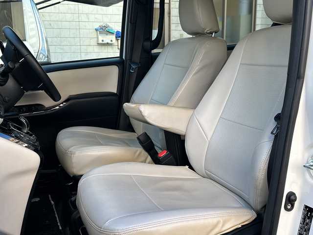 トヨタ ノア ハイブリッド Si ダブルバイビー 埼玉県 2018(平30)年 8.4万km ホワイトパールクリスタルシャイン 登録時84070km/ワンオーナー/純正メモリナビ（NSZN-Z68T）/フルセグ/CD/DVD/BT/バックカメラ/衝突被害軽減ブレーキ/レーンキープアシスト/横滑り防止装置/クルーズコントロール/純正フリップダウンモニター（V12T-R68C）/EV MODE/ECO MODE/PWR MODE/ドライブレコーダー（ZDR-013）/ビルトインETC2.0/シートヒーター（D＋N席）/両側パワースライドドア/プッシュスタート/オートライト/オートマチックハイビーム/電動格納ミラー/ウィンカーミラー/革巻きハンドル/純正フロアマット/LEDヘッドライト/フォグ/純正16インチアルミホイール/ドアバイザー/スマートキー×2/保証書/取説/ナビ取説