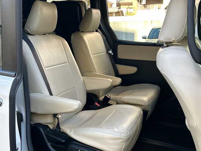 トヨタ ノア ハイブリッド Si ダブルバイビー 埼玉県 2018(平30)年 8.4万km ホワイトパールクリスタルシャイン 登録時84070km/ワンオーナー/純正メモリナビ（NSZN-Z68T）/フルセグ/CD/DVD/BT/バックカメラ/衝突被害軽減ブレーキ/レーンキープアシスト/横滑り防止装置/クルーズコントロール/純正フリップダウンモニター（V12T-R68C）/EV MODE/ECO MODE/PWR MODE/ドライブレコーダー（ZDR-013）/ビルトインETC2.0/シートヒーター（D＋N席）/両側パワースライドドア/プッシュスタート/オートライト/オートマチックハイビーム/電動格納ミラー/ウィンカーミラー/革巻きハンドル/純正フロアマット/LEDヘッドライト/フォグ/純正16インチアルミホイール/ドアバイザー/スマートキー×2/保証書/取説/ナビ取説