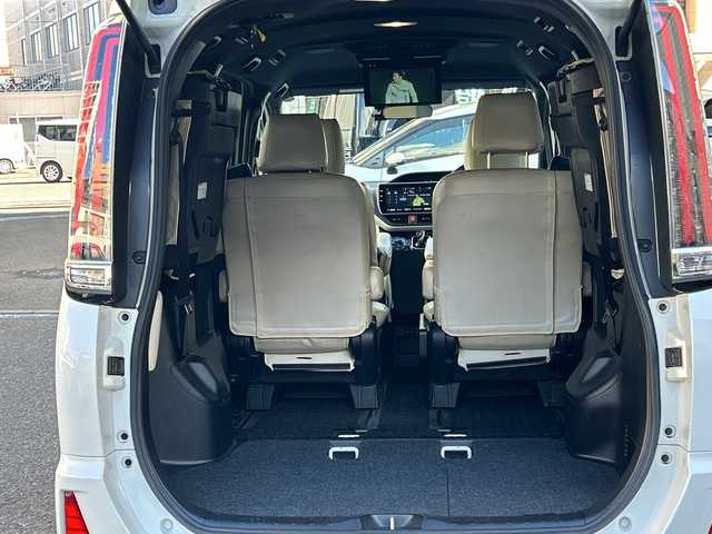 トヨタ ノア ハイブリッド Si ダブルバイビー 埼玉県 2018(平30)年 8.4万km ホワイトパールクリスタルシャイン 登録時84070km/ワンオーナー/純正メモリナビ（NSZN-Z68T）/フルセグ/CD/DVD/BT/バックカメラ/衝突被害軽減ブレーキ/レーンキープアシスト/横滑り防止装置/クルーズコントロール/純正フリップダウンモニター（V12T-R68C）/EV MODE/ECO MODE/PWR MODE/ドライブレコーダー（ZDR-013）/ビルトインETC2.0/シートヒーター（D＋N席）/両側パワースライドドア/プッシュスタート/オートライト/オートマチックハイビーム/電動格納ミラー/ウィンカーミラー/革巻きハンドル/純正フロアマット/LEDヘッドライト/フォグ/純正16インチアルミホイール/ドアバイザー/スマートキー×2/保証書/取説/ナビ取説