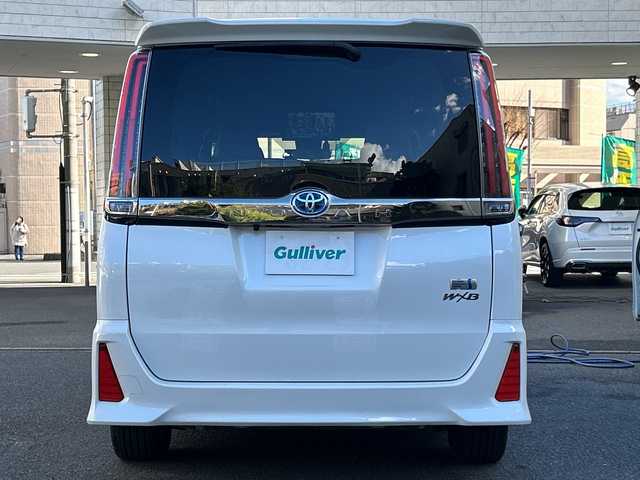 トヨタ ノア ハイブリッド Si ダブルバイビー 埼玉県 2018(平30)年 8.4万km ホワイトパールクリスタルシャイン 登録時84070km/ワンオーナー/純正メモリナビ（NSZN-Z68T）/フルセグ/CD/DVD/BT/バックカメラ/衝突被害軽減ブレーキ/レーンキープアシスト/横滑り防止装置/クルーズコントロール/純正フリップダウンモニター（V12T-R68C）/EV MODE/ECO MODE/PWR MODE/ドライブレコーダー（ZDR-013）/ビルトインETC2.0/シートヒーター（D＋N席）/両側パワースライドドア/プッシュスタート/オートライト/オートマチックハイビーム/電動格納ミラー/ウィンカーミラー/革巻きハンドル/純正フロアマット/LEDヘッドライト/フォグ/純正16インチアルミホイール/ドアバイザー/スマートキー×2/保証書/取説/ナビ取説