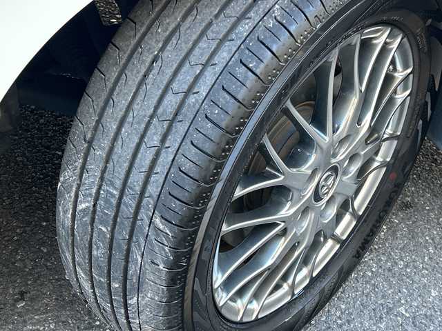 トヨタ ノア ハイブリッド Si ダブルバイビー 埼玉県 2018(平30)年 8.4万km ホワイトパールクリスタルシャイン 登録時84070km/ワンオーナー/純正メモリナビ（NSZN-Z68T）/フルセグ/CD/DVD/BT/バックカメラ/衝突被害軽減ブレーキ/レーンキープアシスト/横滑り防止装置/クルーズコントロール/純正フリップダウンモニター（V12T-R68C）/EV MODE/ECO MODE/PWR MODE/ドライブレコーダー（ZDR-013）/ビルトインETC2.0/シートヒーター（D＋N席）/両側パワースライドドア/プッシュスタート/オートライト/オートマチックハイビーム/電動格納ミラー/ウィンカーミラー/革巻きハンドル/純正フロアマット/LEDヘッドライト/フォグ/純正16インチアルミホイール/ドアバイザー/スマートキー×2/保証書/取説/ナビ取説