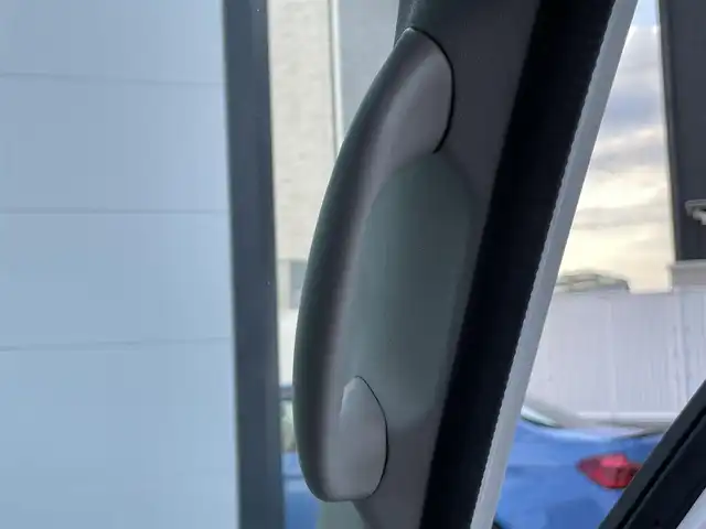 スズキ エブリイ PC 香川県 2024(令6)年 0.3万km スペリアホワイト スズキセーフティサポート/・デュアルカメラブレーキサポート/・誤発進抑制機能/・後退時ブレーキサポート/・後方誤発進抑制機能/・車線逸脱警報機能/・ふらつき警報機能/・先行車発進お知らせ機能/・ハイビームアシスト/・リアパーキングセンサー/パイオニア社メモリナビ/・CD/DVD/・AM/FM/・ワンセグTV/・USB接続/ウレタンステアリング/アイドリングストップ/両側スライドドア/純正１２インチアルミカバー/純正ドアバイザー