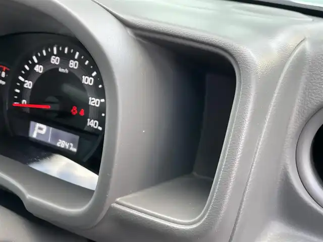 スズキ エブリイ PC 香川県 2024(令6)年 0.3万km スペリアホワイト スズキセーフティサポート/・デュアルカメラブレーキサポート/・誤発進抑制機能/・後退時ブレーキサポート/・後方誤発進抑制機能/・車線逸脱警報機能/・ふらつき警報機能/・先行車発進お知らせ機能/・ハイビームアシスト/・リアパーキングセンサー/パイオニア社メモリナビ/・CD/DVD/・AM/FM/・ワンセグTV/・USB接続/ウレタンステアリング/アイドリングストップ/両側スライドドア/純正１２インチアルミカバー/純正ドアバイザー