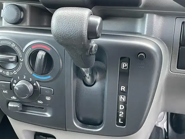 スズキ エブリイ PC 香川県 2024(令6)年 0.3万km スペリアホワイト スズキセーフティサポート/・デュアルカメラブレーキサポート/・誤発進抑制機能/・後退時ブレーキサポート/・後方誤発進抑制機能/・車線逸脱警報機能/・ふらつき警報機能/・先行車発進お知らせ機能/・ハイビームアシスト/・リアパーキングセンサー/パイオニア社メモリナビ/・CD/DVD/・AM/FM/・ワンセグTV/・USB接続/ウレタンステアリング/アイドリングストップ/両側スライドドア/純正１２インチアルミカバー/純正ドアバイザー