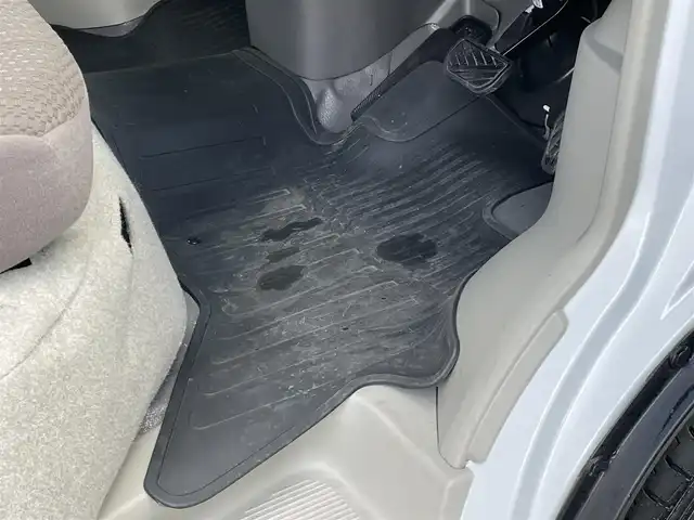 スズキ エブリイ PC 香川県 2024(令6)年 0.3万km スペリアホワイト スズキセーフティサポート/・デュアルカメラブレーキサポート/・誤発進抑制機能/・後退時ブレーキサポート/・後方誤発進抑制機能/・車線逸脱警報機能/・ふらつき警報機能/・先行車発進お知らせ機能/・ハイビームアシスト/・リアパーキングセンサー/パイオニア社メモリナビ/・CD/DVD/・AM/FM/・ワンセグTV/・USB接続/ウレタンステアリング/アイドリングストップ/両側スライドドア/純正１２インチアルミカバー/純正ドアバイザー