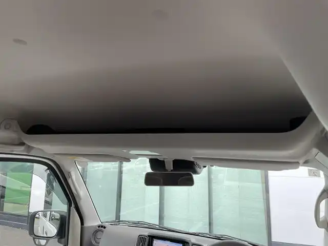 スズキ エブリイ PC 香川県 2024(令6)年 0.3万km スペリアホワイト スズキセーフティサポート/・デュアルカメラブレーキサポート/・誤発進抑制機能/・後退時ブレーキサポート/・後方誤発進抑制機能/・車線逸脱警報機能/・ふらつき警報機能/・先行車発進お知らせ機能/・ハイビームアシスト/・リアパーキングセンサー/パイオニア社メモリナビ/・CD/DVD/・AM/FM/・ワンセグTV/・USB接続/ウレタンステアリング/アイドリングストップ/両側スライドドア/純正１２インチアルミカバー/純正ドアバイザー