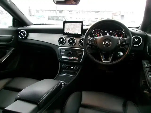 メルセデス・ベンツ ＣＬＡ２２０ 4MATIC 三重県 2018(平30)年 3.3万km 白 ♪走行32606Km/♪4WD/ターボ/アクティブブレーキアシスト/ブラインドスポットアシスト/レーンキープアシスト/アテンションアシスト/ディスタンスパイロットディストロニック/コーナーセンサー/スマートキー×2/プッシュスタート/黒革シート/前席シートヒーター/アイドリングストップ/純正メーカーナビ/・CD録音・USB・SD/・DVD再生・DTV/・Bluetoothオーディオ/・バックカメラ/ドライブレコーダー/純正18インチAW/LEDヘッドライト/リアフォグライト/オートライト/ウィンカーミラー/オートリトラクタブルミラー/革巻ステアリング/ステアリングスイッチ/パドルシフト/プライバシーガラス/フロアマット/ETC/サイド/カーテンエアバック