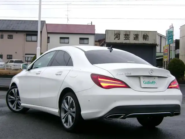 メルセデス・ベンツ ＣＬＡ２２０ 4MATIC 三重県 2018(平30)年 3.3万km 白 ♪走行32606Km/♪4WD/ターボ/アクティブブレーキアシスト/ブラインドスポットアシスト/レーンキープアシスト/アテンションアシスト/ディスタンスパイロットディストロニック/コーナーセンサー/スマートキー×2/プッシュスタート/黒革シート/前席シートヒーター/アイドリングストップ/純正メーカーナビ/・CD録音・USB・SD/・DVD再生・DTV/・Bluetoothオーディオ/・バックカメラ/ドライブレコーダー/純正18インチAW/LEDヘッドライト/リアフォグライト/オートライト/ウィンカーミラー/オートリトラクタブルミラー/革巻ステアリング/ステアリングスイッチ/パドルシフト/プライバシーガラス/フロアマット/ETC/サイド/カーテンエアバック