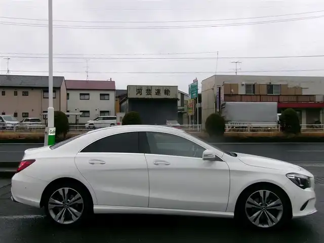 メルセデス・ベンツ ＣＬＡ２２０ 4MATIC 三重県 2018(平30)年 3.3万km 白 ♪走行32606Km/♪4WD/ターボ/アクティブブレーキアシスト/ブラインドスポットアシスト/レーンキープアシスト/アテンションアシスト/ディスタンスパイロットディストロニック/コーナーセンサー/スマートキー×2/プッシュスタート/黒革シート/前席シートヒーター/アイドリングストップ/純正メーカーナビ/・CD録音・USB・SD/・DVD再生・DTV/・Bluetoothオーディオ/・バックカメラ/ドライブレコーダー/純正18インチAW/LEDヘッドライト/リアフォグライト/オートライト/ウィンカーミラー/オートリトラクタブルミラー/革巻ステアリング/ステアリングスイッチ/パドルシフト/プライバシーガラス/フロアマット/ETC/サイド/カーテンエアバック