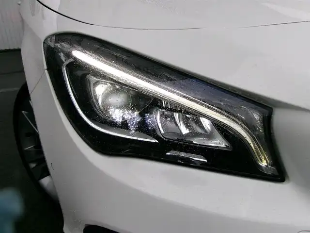 メルセデス・ベンツ ＣＬＡ２２０ 4MATIC 三重県 2018(平30)年 3.3万km 白 ♪走行32606Km/♪4WD/ターボ/アクティブブレーキアシスト/ブラインドスポットアシスト/レーンキープアシスト/アテンションアシスト/ディスタンスパイロットディストロニック/コーナーセンサー/スマートキー×2/プッシュスタート/黒革シート/前席シートヒーター/アイドリングストップ/純正メーカーナビ/・CD録音・USB・SD/・DVD再生・DTV/・Bluetoothオーディオ/・バックカメラ/ドライブレコーダー/純正18インチAW/LEDヘッドライト/リアフォグライト/オートライト/ウィンカーミラー/オートリトラクタブルミラー/革巻ステアリング/ステアリングスイッチ/パドルシフト/プライバシーガラス/フロアマット/ETC/サイド/カーテンエアバック