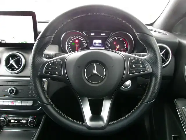 メルセデス・ベンツ ＣＬＡ２２０ 4MATIC 三重県 2018(平30)年 3.3万km 白 ♪走行32606Km/♪4WD/ターボ/アクティブブレーキアシスト/ブラインドスポットアシスト/レーンキープアシスト/アテンションアシスト/ディスタンスパイロットディストロニック/コーナーセンサー/スマートキー×2/プッシュスタート/黒革シート/前席シートヒーター/アイドリングストップ/純正メーカーナビ/・CD録音・USB・SD/・DVD再生・DTV/・Bluetoothオーディオ/・バックカメラ/ドライブレコーダー/純正18インチAW/LEDヘッドライト/リアフォグライト/オートライト/ウィンカーミラー/オートリトラクタブルミラー/革巻ステアリング/ステアリングスイッチ/パドルシフト/プライバシーガラス/フロアマット/ETC/サイド/カーテンエアバック