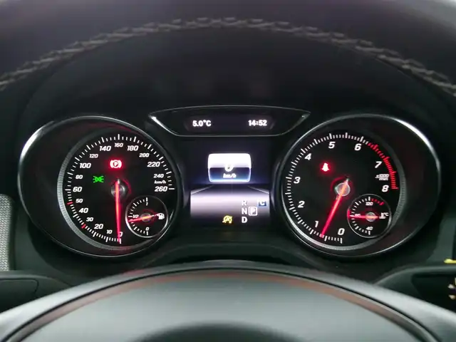 メルセデス・ベンツ ＣＬＡ２２０ 4MATIC 三重県 2018(平30)年 3.3万km 白 ♪走行32606Km/♪4WD/ターボ/アクティブブレーキアシスト/ブラインドスポットアシスト/レーンキープアシスト/アテンションアシスト/ディスタンスパイロットディストロニック/コーナーセンサー/スマートキー×2/プッシュスタート/黒革シート/前席シートヒーター/アイドリングストップ/純正メーカーナビ/・CD録音・USB・SD/・DVD再生・DTV/・Bluetoothオーディオ/・バックカメラ/ドライブレコーダー/純正18インチAW/LEDヘッドライト/リアフォグライト/オートライト/ウィンカーミラー/オートリトラクタブルミラー/革巻ステアリング/ステアリングスイッチ/パドルシフト/プライバシーガラス/フロアマット/ETC/サイド/カーテンエアバック