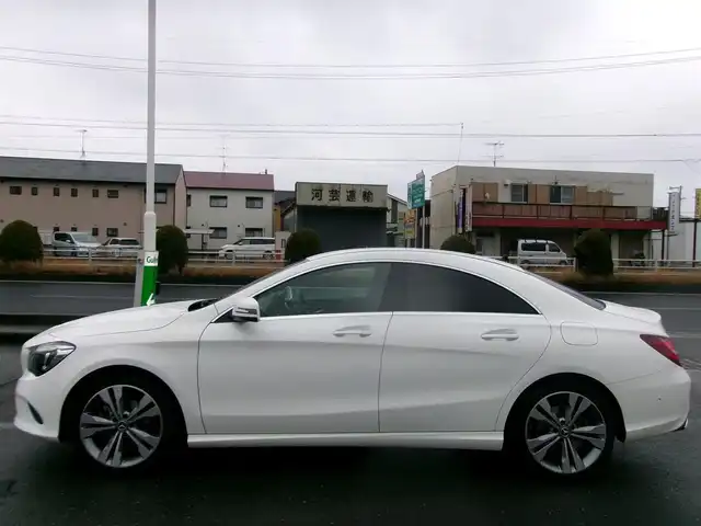 メルセデス・ベンツ ＣＬＡ２２０ 4MATIC 三重県 2018(平30)年 3.3万km 白 ♪走行32606Km/♪4WD/ターボ/アクティブブレーキアシスト/ブラインドスポットアシスト/レーンキープアシスト/アテンションアシスト/ディスタンスパイロットディストロニック/コーナーセンサー/スマートキー×2/プッシュスタート/黒革シート/前席シートヒーター/アイドリングストップ/純正メーカーナビ/・CD録音・USB・SD/・DVD再生・DTV/・Bluetoothオーディオ/・バックカメラ/ドライブレコーダー/純正18インチAW/LEDヘッドライト/リアフォグライト/オートライト/ウィンカーミラー/オートリトラクタブルミラー/革巻ステアリング/ステアリングスイッチ/パドルシフト/プライバシーガラス/フロアマット/ETC/サイド/カーテンエアバック