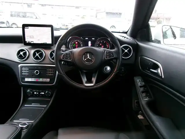 メルセデス・ベンツ ＣＬＡ２２０ 4MATIC 三重県 2018(平30)年 3.3万km 白 ♪走行32606Km/♪4WD/ターボ/アクティブブレーキアシスト/ブラインドスポットアシスト/レーンキープアシスト/アテンションアシスト/ディスタンスパイロットディストロニック/コーナーセンサー/スマートキー×2/プッシュスタート/黒革シート/前席シートヒーター/アイドリングストップ/純正メーカーナビ/・CD録音・USB・SD/・DVD再生・DTV/・Bluetoothオーディオ/・バックカメラ/ドライブレコーダー/純正18インチAW/LEDヘッドライト/リアフォグライト/オートライト/ウィンカーミラー/オートリトラクタブルミラー/革巻ステアリング/ステアリングスイッチ/パドルシフト/プライバシーガラス/フロアマット/ETC/サイド/カーテンエアバック