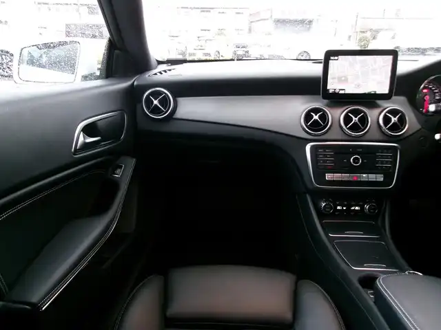 メルセデス・ベンツ ＣＬＡ２２０ 4MATIC 三重県 2018(平30)年 3.3万km 白 ♪走行32606Km/♪4WD/ターボ/アクティブブレーキアシスト/ブラインドスポットアシスト/レーンキープアシスト/アテンションアシスト/ディスタンスパイロットディストロニック/コーナーセンサー/スマートキー×2/プッシュスタート/黒革シート/前席シートヒーター/アイドリングストップ/純正メーカーナビ/・CD録音・USB・SD/・DVD再生・DTV/・Bluetoothオーディオ/・バックカメラ/ドライブレコーダー/純正18インチAW/LEDヘッドライト/リアフォグライト/オートライト/ウィンカーミラー/オートリトラクタブルミラー/革巻ステアリング/ステアリングスイッチ/パドルシフト/プライバシーガラス/フロアマット/ETC/サイド/カーテンエアバック