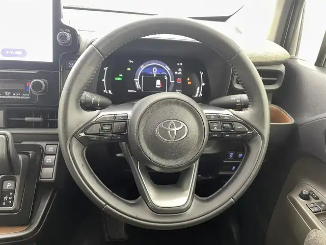 トヨタ シエンタ ハイブリッド Z 熊本県 2022(令4)年 1.4万km アーバンカーキ 禁煙車　/純正１０．５インチナビ（フルセグ・ＢＴ・ＵＳＢ）/全周囲カメラ　/社外前後クリアランスソナー　/ビルトインＥＴＣ　/両側パワースライドドア　/前後クリアランスソナー　　/トヨタセーフティーセンス/・プリクラッシュセーフティ/・ロードサインアシスト/・レーンディパーチャーアラート/・ブラインドスポットモニター/・リアクロストラフィックアラート/・レーダークルーズコントロール/横滑り防止/デジタルインナーミラー/天井サーキュレーター/ナノイーX/アクセサリーコンセント1500W/純正フロアマット/純正１５インチAW/オートライト/オートマチックハイビーム/LEDヘッドライト/スマートキー/プッシュスタート/保証書/取扱説明書