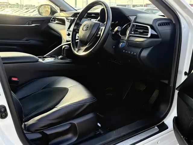 トヨタ カムリ X 徳島県 2018(平30)年 5.3万km プラチナホワイトパールマイカ トヨタセーフティセンス　/純正９型ナビゲーション　/（フルセグ/CD/DVD/SD/Bluetooth）/バックモニター　/ＥＴＣ　/ＬＥＤヘッドライト　/オートライト/レザー調シートカバー　/１６インチ社外アルミホイール　/カーテンエアバック　/プッシュスタート　/スマートキー/ステアリングリモコン/レーダークルーズコントロール