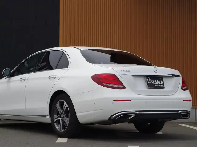 メルセデス・ベンツ Ｅ２００ アバンギャルド 埼玉県 2017(平29)年 2.6万km ポーラホワイト ブラックハーフレザーシート /アダプティブクルーズコントロール /レーダーセーフティパッケージ /Burmesterサウンド /CarPlay /ブラインドスポットモニター /全周囲カメラ /純正ナビ /ドラレコ /ETC /フルセグTV /シートヒーター/シートポジションメモリ－機能