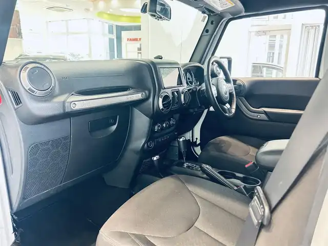 クライスラー・ジープ ジープ ラングラー アンリミテッド ナビエディション 大阪府 2017(平29)年 2.8万km ブライトホワイト 400台限定車/ナビ/TV/バック・サイドカメラ/ETC/ドラレコ/クルコン/純正18インチAW/Bluetooth