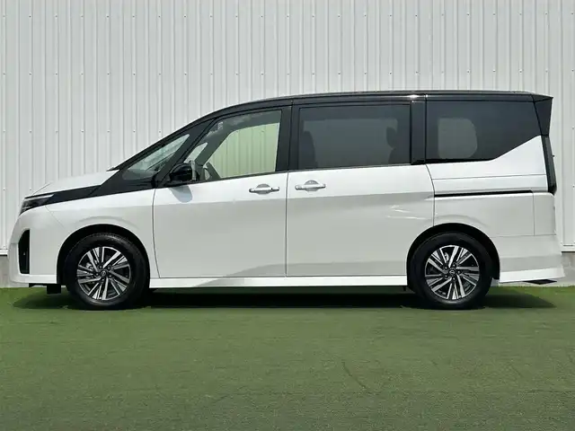 日産 セレナ e－パワー ハイウェイスター V 香川県 2023(令5)年 2.8万km パールⅡ 純正9インチメモリーナビ/→AM/FM/Bluetooth/フルセグTV/デジタルインナーミラー/ブラインドスポットモニター/アラウンドビューモニター/プロパイロット/フリップダウンモニター/ステアリングスイッチ/レーンキープアシスト/衝突軽減ブレーキ/両側パワースライドドア/ドライブレコーダー/ETC/革巻きステアリング/プッシュスタート/コーナーセンサー/スマートキー/LEDヘッドライト