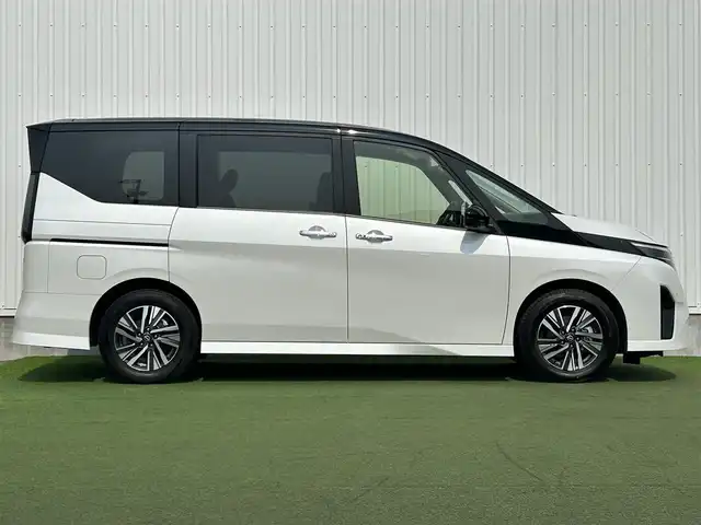 日産 セレナ e－パワー ハイウェイスター V 香川県 2023(令5)年 2.8万km パールⅡ 純正9インチメモリーナビ/→AM/FM/Bluetooth/フルセグTV/デジタルインナーミラー/ブラインドスポットモニター/アラウンドビューモニター/プロパイロット/フリップダウンモニター/ステアリングスイッチ/レーンキープアシスト/衝突軽減ブレーキ/両側パワースライドドア/ドライブレコーダー/ETC/革巻きステアリング/プッシュスタート/コーナーセンサー/スマートキー/LEDヘッドライト