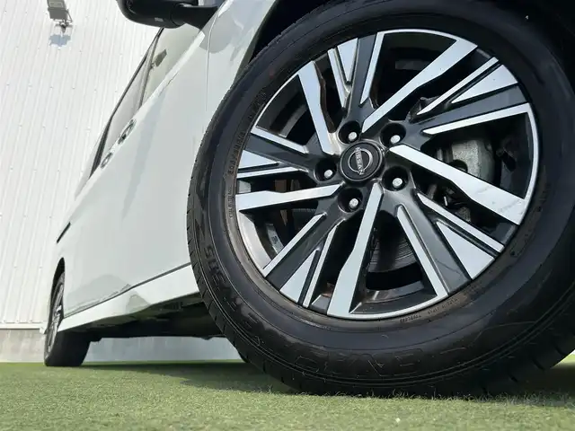 日産 セレナ e－パワー ハイウェイスター V 香川県 2023(令5)年 2.8万km パールⅡ 純正9インチメモリーナビ/→AM/FM/Bluetooth/フルセグTV/デジタルインナーミラー/ブラインドスポットモニター/アラウンドビューモニター/プロパイロット/フリップダウンモニター/ステアリングスイッチ/レーンキープアシスト/衝突軽減ブレーキ/両側パワースライドドア/ドライブレコーダー/ETC/革巻きステアリング/プッシュスタート/コーナーセンサー/スマートキー/LEDヘッドライト