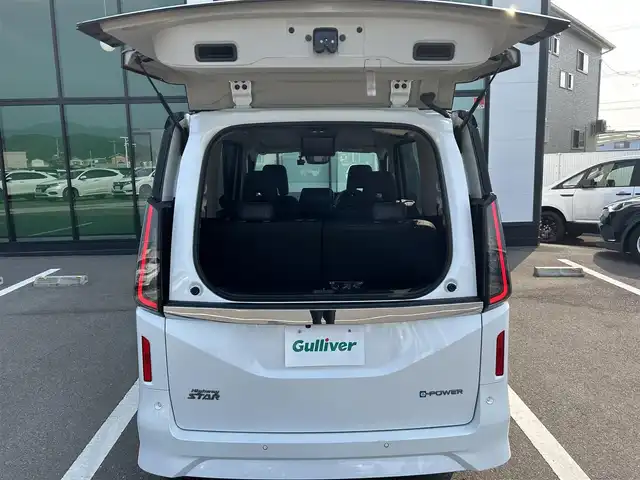 日産 セレナ e－パワー ハイウェイスター V 香川県 2023(令5)年 2.8万km パールⅡ 純正9インチメモリーナビ/→AM/FM/Bluetooth/フルセグTV/デジタルインナーミラー/ブラインドスポットモニター/アラウンドビューモニター/プロパイロット/フリップダウンモニター/ステアリングスイッチ/レーンキープアシスト/衝突軽減ブレーキ/両側パワースライドドア/ドライブレコーダー/ETC/革巻きステアリング/プッシュスタート/コーナーセンサー/スマートキー/LEDヘッドライト