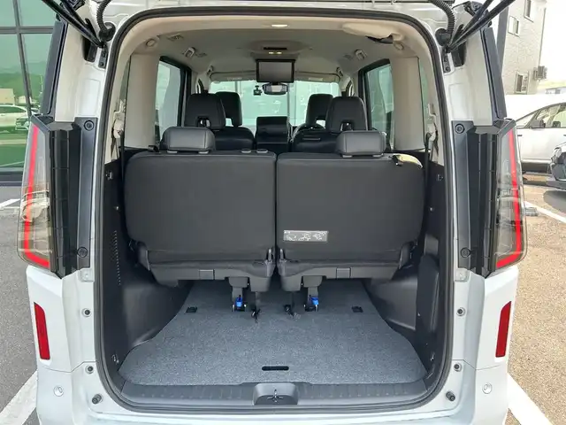 日産 セレナ e－パワー ハイウェイスター V 香川県 2023(令5)年 2.8万km パールⅡ 純正9インチメモリーナビ/→AM/FM/Bluetooth/フルセグTV/デジタルインナーミラー/ブラインドスポットモニター/アラウンドビューモニター/プロパイロット/フリップダウンモニター/ステアリングスイッチ/レーンキープアシスト/衝突軽減ブレーキ/両側パワースライドドア/ドライブレコーダー/ETC/革巻きステアリング/プッシュスタート/コーナーセンサー/スマートキー/LEDヘッドライト