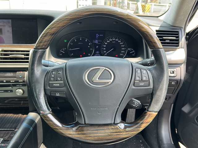 レクサス ＬＳ 460 バージョンC Iパッケージ 愛知県 2014(平26)年 14.7万km ブラック /禁煙車//サンルーフ//メーカー12.3インチHDDナビ//フルセグTV//Bluetooth//CD・DVD//USB・AUX//ビルトインETC//バックカメラ//レーダークルーズコントロール//クリアランスソナー//黒本革シート//D/N席パワーシート（メモリ付き）//D/N席シートヒーター//前席ベンチレーション//ステアリングヒーター//リア電動サンシェード//電動パーキング//ブレーキホールド//3眼LEDオートライト//アダプティブハイビーム//コンビハンドル//純正１８インチアルミ//走行モード切替//純正フロアマット//取扱説明書/新車保証書//スペアキー