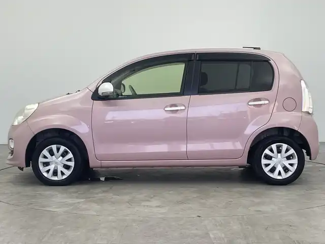 トヨタ パッソ プラスハナ Gパッケージ 三重県 2015(平27)年 1.1万km ムースピンクP 禁煙車　/純正ＣＤオーディオ　/オートＡＣ　/フォグ　/電格ミラー　/アイドリングストップ　/リモコンキー　/ベンチシート　/ドアバイザー　/ウィンカーミラー　/フロアマット　/ＡＢＳ　/横滑り防止装置　/ダブルエアバッグ