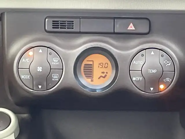 トヨタ パッソ プラスハナ Gパッケージ 三重県 2015(平27)年 1.1万km ムースピンクP 禁煙車　/純正ＣＤオーディオ　/オートＡＣ　/フォグ　/電格ミラー　/アイドリングストップ　/リモコンキー　/ベンチシート　/ドアバイザー　/ウィンカーミラー　/フロアマット　/ＡＢＳ　/横滑り防止装置　/ダブルエアバッグ