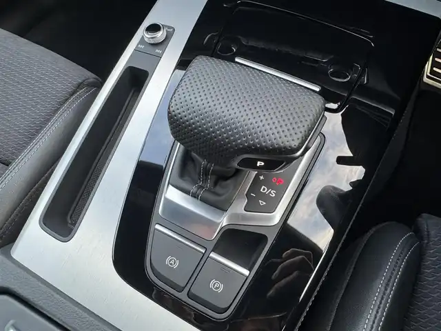 アウディ アウディ Ｑ５ 40TDIクワトロ Sライン 千葉県 2021(令3)年 2.9万km 緑 外装色：ディストリクトグリーンメタリック/4WD/ターボ/純正ナビ/360°カメラ/AM/FM/BT/AppleCarPlay/AndroidAuto/アダプティブクルーズコントロール/レーンキープアシスト/ブラインドスポットモニター/パーキングアシスト/前後コーナーセンサー/ダウンヒルアシストコントロール/オートマチックハイビーム/ハーフレザーシート/D+N席パワーシート/全席シートヒーター/D席メモリーシート/電動リアゲート/アイドリングストップ/インテリアライト/純正20インチAW/LEDヘッドライト/リアフォグランプ/ルーフレール