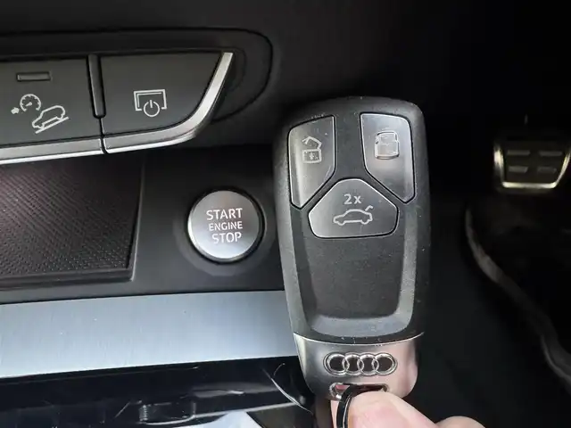 アウディ アウディ Ｑ５ 40TDIクワトロ Sライン 千葉県 2021(令3)年 2.9万km 緑 外装色：ディストリクトグリーンメタリック/4WD/ターボ/純正ナビ/360°カメラ/AM/FM/BT/AppleCarPlay/AndroidAuto/アダプティブクルーズコントロール/レーンキープアシスト/ブラインドスポットモニター/パーキングアシスト/前後コーナーセンサー/ダウンヒルアシストコントロール/オートマチックハイビーム/ハーフレザーシート/D+N席パワーシート/全席シートヒーター/D席メモリーシート/電動リアゲート/アイドリングストップ/インテリアライト/純正20インチAW/LEDヘッドライト/リアフォグランプ/ルーフレール